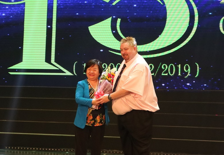 Ông Charlie, giáo viên trung tâm tặng hoa cho bà Lê Thị Bích Thoa, Giám đốc Công ty TNHH Thương Mại Anh Việt Mỹ. 