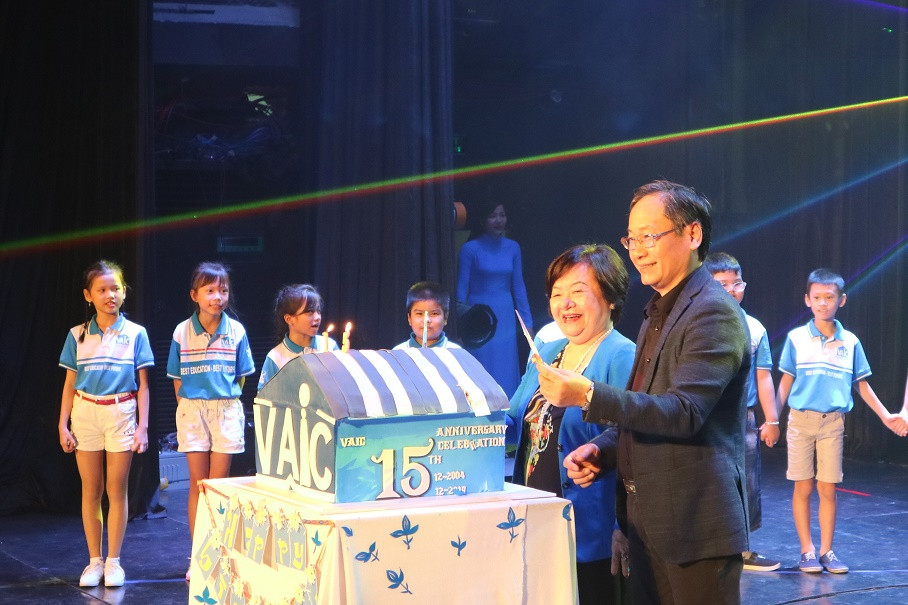 Ông Nguyễn Đắc Tài và bà Lê Thị Bích Thoa cắt bánh sinh nhật mừng trung tâm tròn 15 tuổi. 