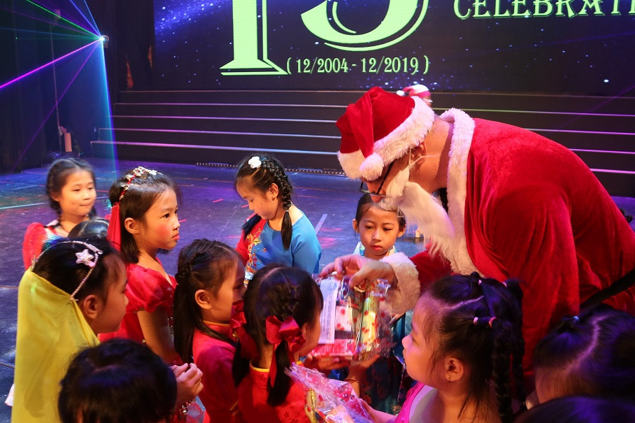 Chương trình khép lại với phần  "Ông già Noel " tặng quà cho các bé, 