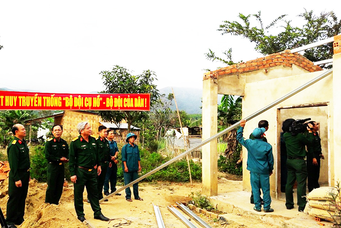 Các cán bộ, chiến sĩ sửa chữa nhà cho hộ nghèo ở xã Sơn Hiệp.