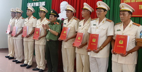 Đại tá Nguyễn Văn Ngàn, Phó Giám đốc Công an tỉnh trao quyết định điều động 8 sĩ quan giữ chức danh Trưởng Công an các xã.