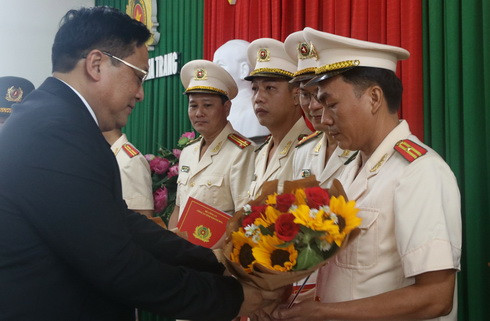 Bí thư Thành ủy Nha Trang chúc mừng các sĩ quan được điểu động đảm nhận chức danh Trưởng Công an xã