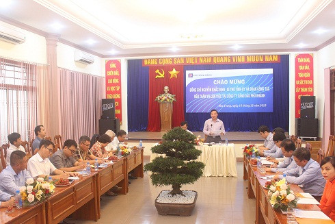 Ông Nguyễn Khắc Định phát biểu chỉ đạo tại buổi làm việc với Công ty Xăng dầu Phú Khánh.