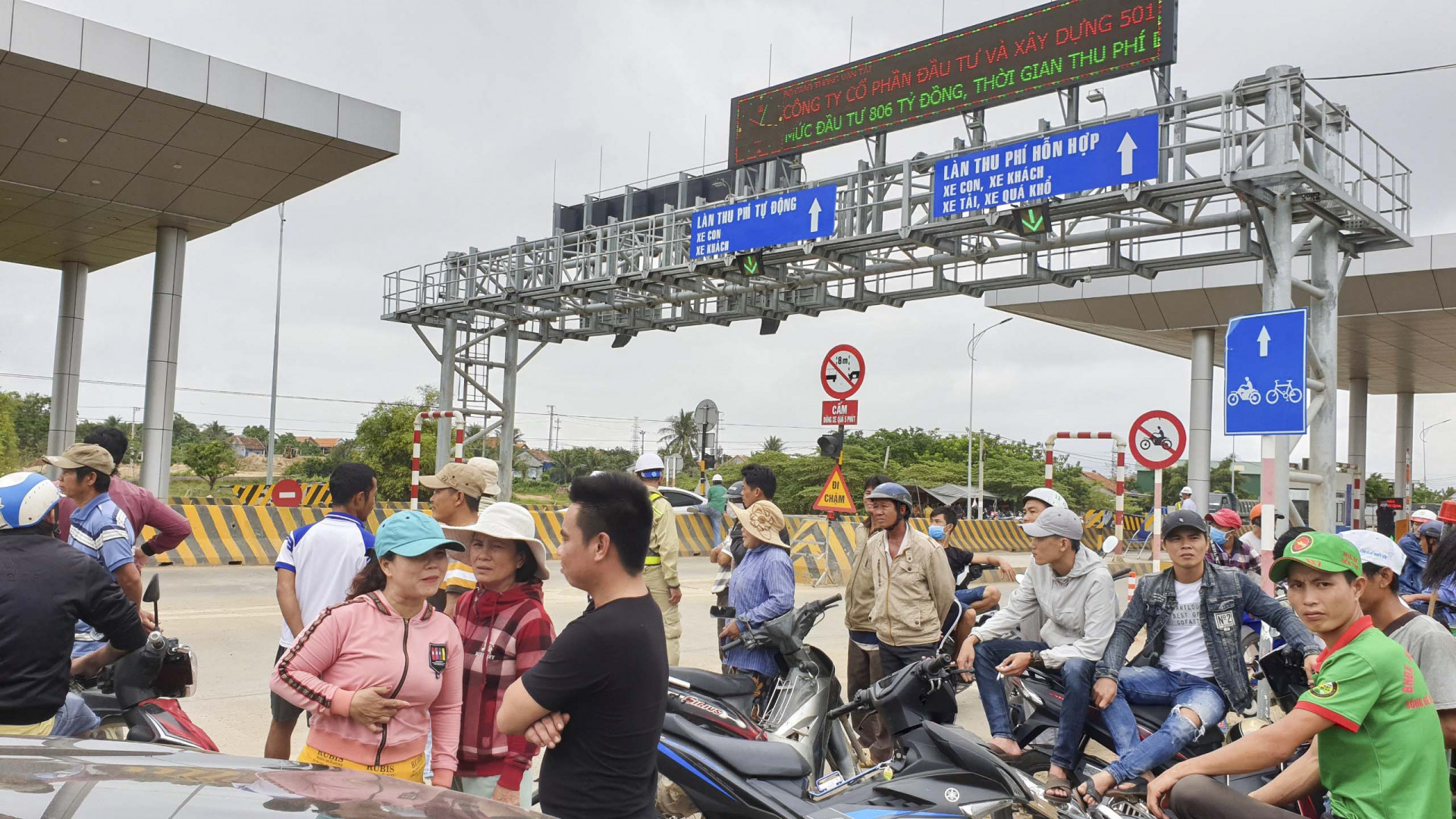  Người dân, tài xế kéo đến khá đông tại khu vực Trạm thu phí Ninh Xuân.