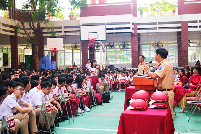 Tuyên truyền về an toàn giao thông tại Trường iSchool Nha Trang.