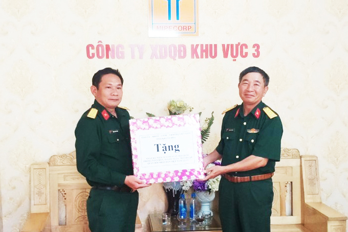 Thượng tá Trần Tấn Cường - Phó Tham mưu trưởng Bộ Chỉ huy Quân sự tỉnh (bên trái), trưởng đoàn đến thăm Công ty Xăng dầu Quân đội khu vực 3.