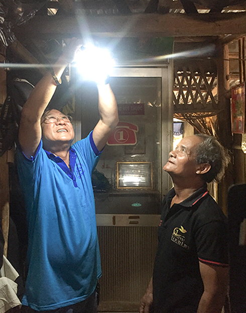 Lắp điện năng lượng mặt trời  cho người dân huyện Khánh Vĩnh.