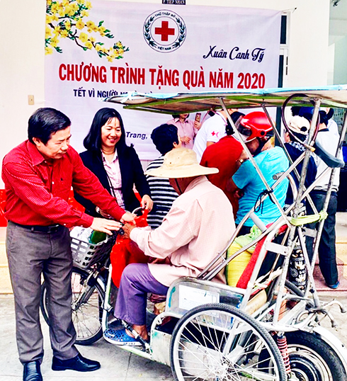 Hội Chữ thập đỏ TP. Nha Trang trao quà  cho người nghèo phường Phương Sơn.