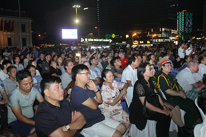 Rất đông khán giả đã đến xem và cổ vũ cho phần thi diễn của các đoàn nghệ thuật. 