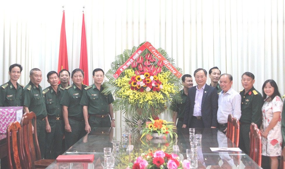 Ông Nguyễn Đắc Tài tặng hoa chúc mừng Bộ Chỉ huy Bộ đội Biên phòng tỉnh.