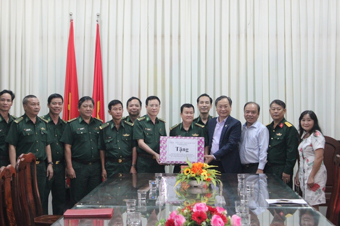 Ông Nguyễn Đắc Tài tặng quà chúc mừng cán bộ, chiến sĩ Bộ Chỉ huy Bộ đội Biên phòng tỉnh Khánh Hòa.