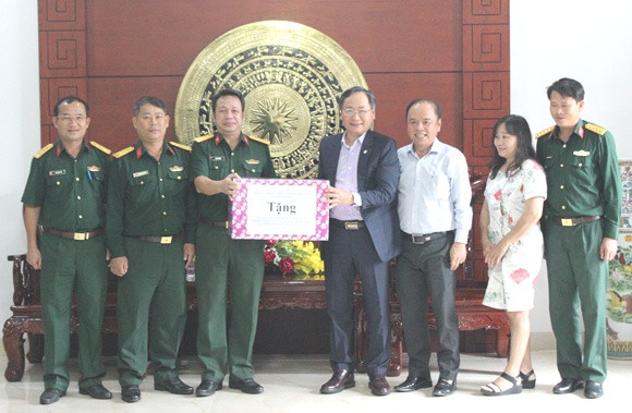 Ông Nguyễn Đắc Tài tặng quà tại rường Đại học Thông tin liên lạc.