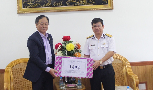 Ông Nguyễn Đắc Tài thăm, tặng quà tại Nhà máy Z753.