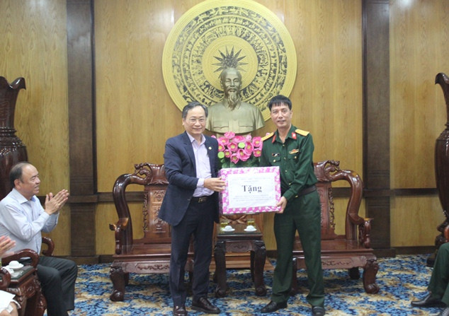 Ông Nguyễn Đắc Tài thăm, tặng quà Trường Trung cấp Kỹ thuật miền Trung.