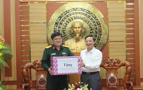 Ông Nguyễn Khắc Định trao quà tặng Bộ CHQS tỉnh Khánh Hòa.