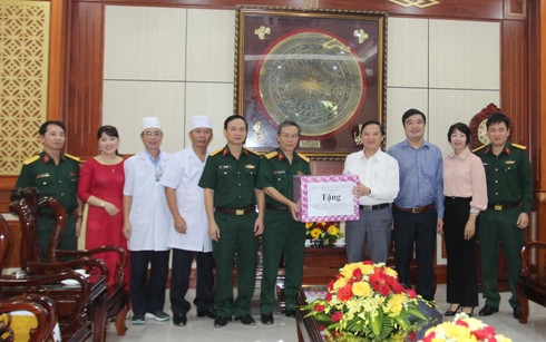 Ông Nguyễn Khắc Định trao quà tặng Bệnh viện Quân y 87.