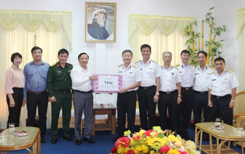 Ông Nguyễn Khắc Định trao quà tặng Học viện Hải quân.