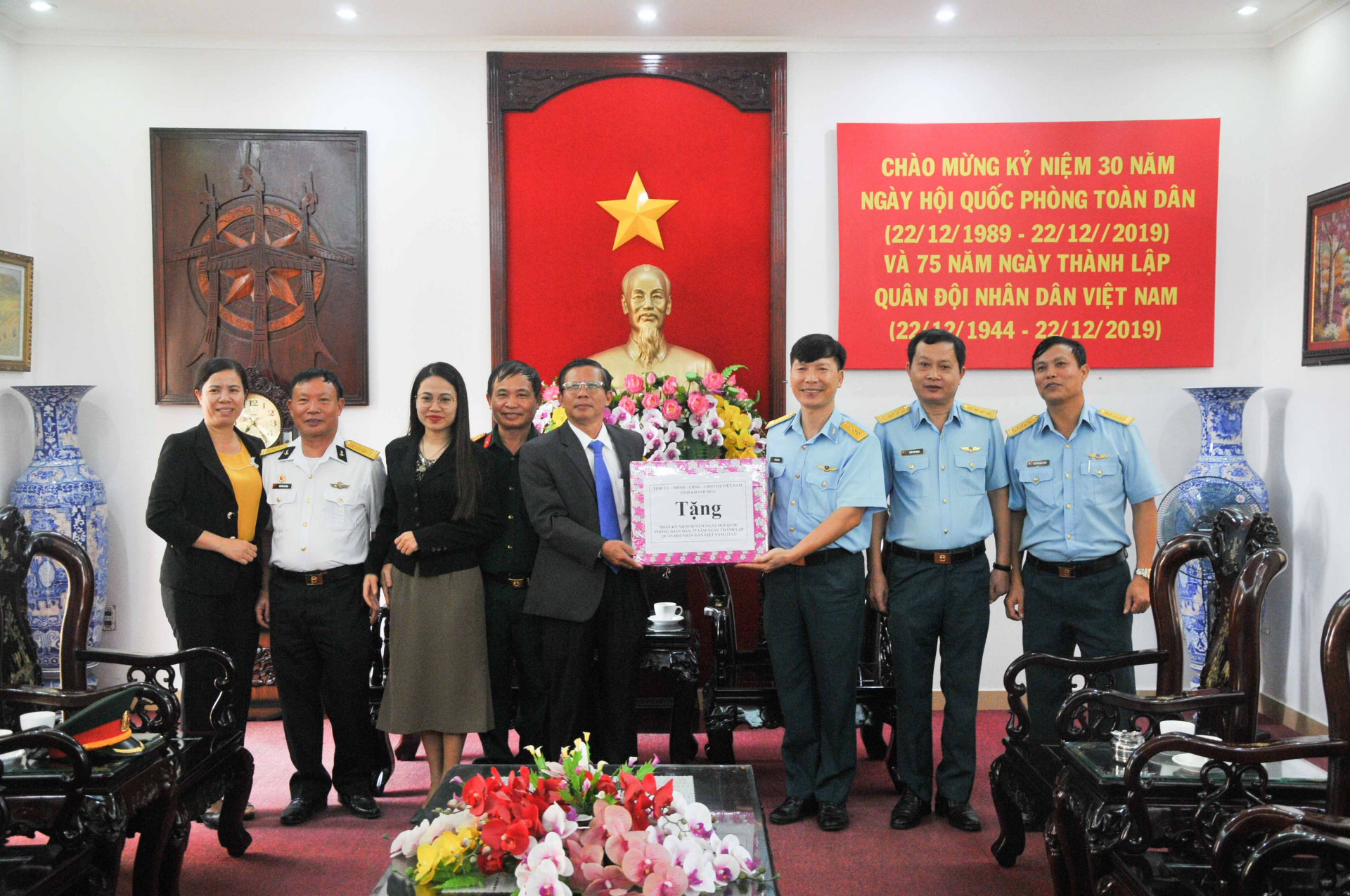 Đồng chí Trần Ngọc Thanh thăm, tặng quà Trường Sỹ quan không quân