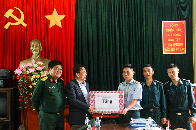 Ông Lê Hữu Hoàng tặng quà động viên tinh thần cán bộ, chiến sĩ  Đài Quan sát phòng không. 