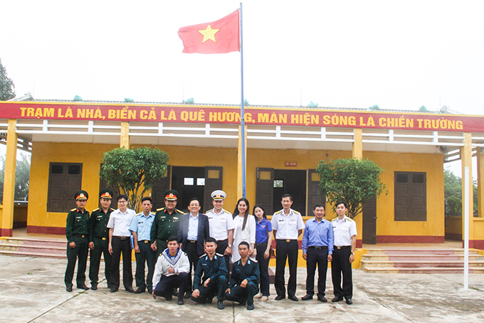 Ông Lê Hữu Hoàng và các thành viên đoàn công tác chụp hình lưu niệm tại Trạm ra đa 565. 