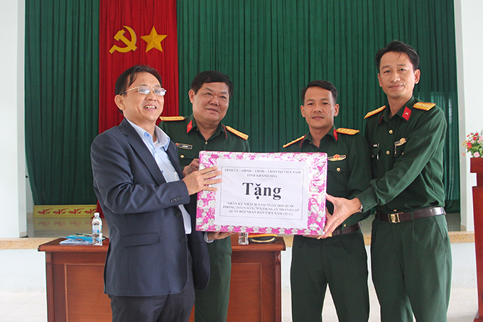 Ông Lê Hữu Hoàng tặng quà động viên tinh thần cán bộ, chiến sĩ  Đại đội HH 90