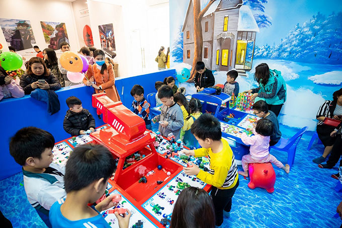 Không gian vui chơi trong TTTM Vincom+ Thị xã Phú Thọ chật kín khách hàng nhỏ tuổi ngay ngày đầu khai trương.