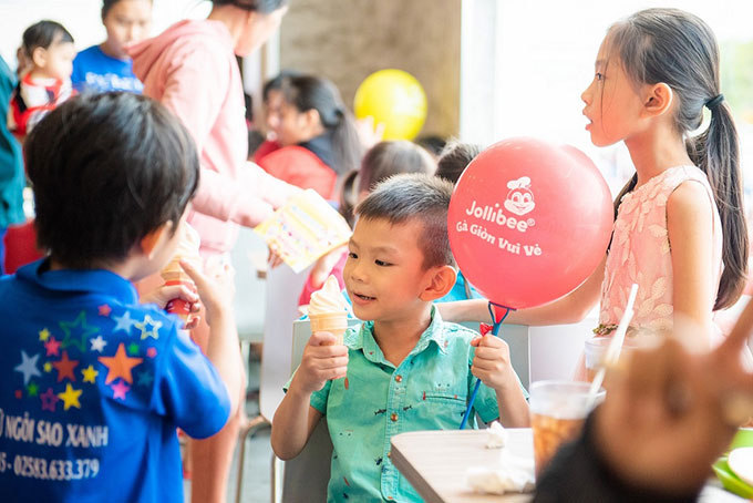 Thưởng thức kem tại khu ẩm thực trong thời tiết nắng ấm cuối tuần được các bạn nhỏ yêu thích