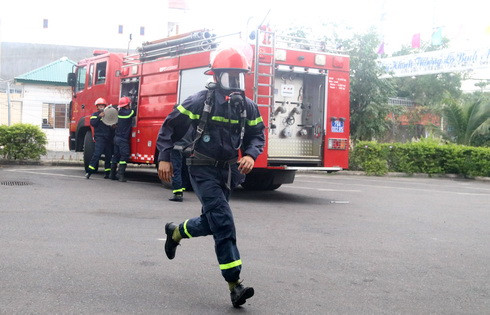Lực lượng chữa cháy chuyên nghiệp trang bị mặt nạn chống độc, tiếp cận hiện trường để tìm kiếm nạn nhân 
