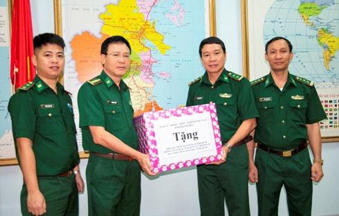 Đại tá Nhữ Mai Pháo - Chính ủy Bộ Chỉ huy BĐBP tỉnh Khánh Hòa (thứ hai từ trái qua) trao quà tặng Đồn Biên phòng Bích Đầm.