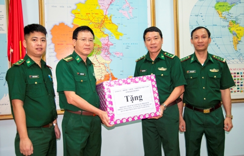 Bộ Chỉ huy Bộ đội Biên phỏng tỉnh thăm các đồn biên phòng đóng quân trên đảo