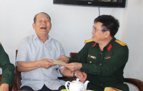Thượng tá Đinh Văn Hưng trao quà tặng Anh hùng Lực lượng vũ trang nhân dân Phan Nhạn.