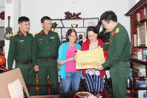 Thượng tá Đinh Văn Hưng trao quà tặng thân nhân gia đình Đại tá Quách Tử Hấp, nguyên Phó Tư lệnh Mặt trận 579 - Quân khu 5.