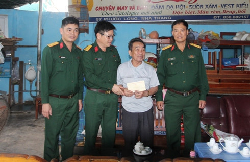 Thượng tá Đinh Văn Hưng trao quà tặng Anh hùng Lực lượng vũ trang nhân dân Nguyễn Đức Quân.