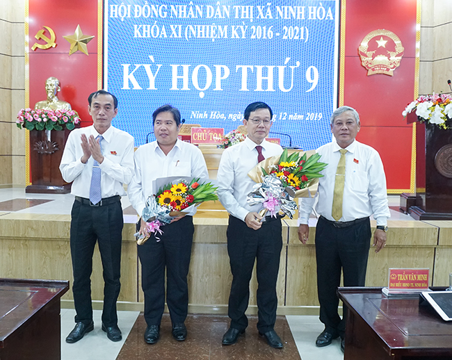 Thường trực HĐND thị xã Ninh Hòa tặng hoa chúc mừng ông Nguyễn Vĩnh Thạnh (thứ hai từ phải qua) và ông Phan Văn Dọn.