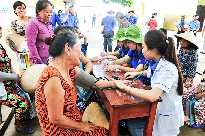 Thành đoàn Nha Trang tổ chức khám bệnh miễn phí cho người dân đảo Trí Nguyên.