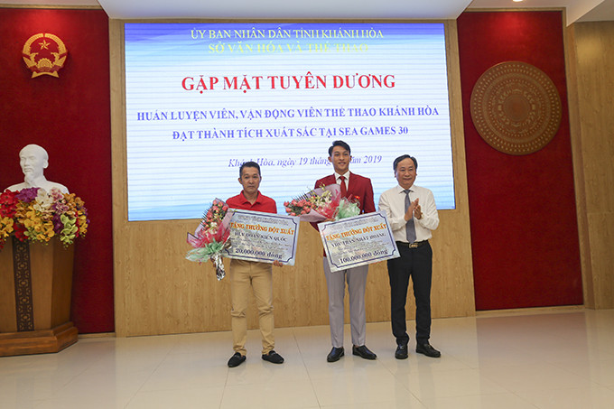 Đồng chí Nguyễn Đắc Tài trao phần thưởng cho HLV, VĐV đạt thành tích xuất sắc tại SEA Games.