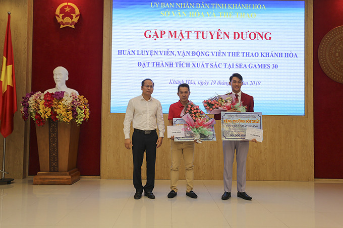 Ông Nguyễn Khắc Hà, Giám đốc Sở Văn hóa và Thể thao tặng thưởng cho các HLV, VĐV.