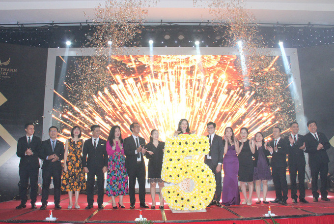   Lãnh đạo Khách sạn Mường Thanh Luxury Nha Trang rạng rở trong ngày kỷ niệm 5 năm khách sạn đi vào hoạt động