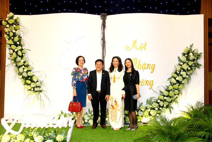 Đại biểu dự lễ chụp ảnh lưu niệm cùng lãnh đạo khách sạn Mường Thanh Luxury Nha Trang