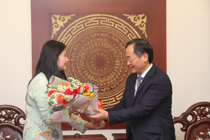 Ông Nguyễn Đắc Tài tặng hoa chúc mừng bà Wong Chia Chiann vừa nhận nhiệm vụ tại Việt Nam.