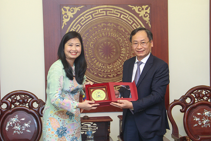 Ông Nguyễn Đắc Tài tặng quà lưu niệm bà Wong Chia Chiann.