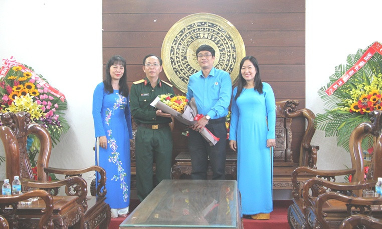 Đại diện Liên đoàn Lao động tỉnh tặng quà chúc mừng Ban Chỉ huy Quân sự TP. Nha Trang.
