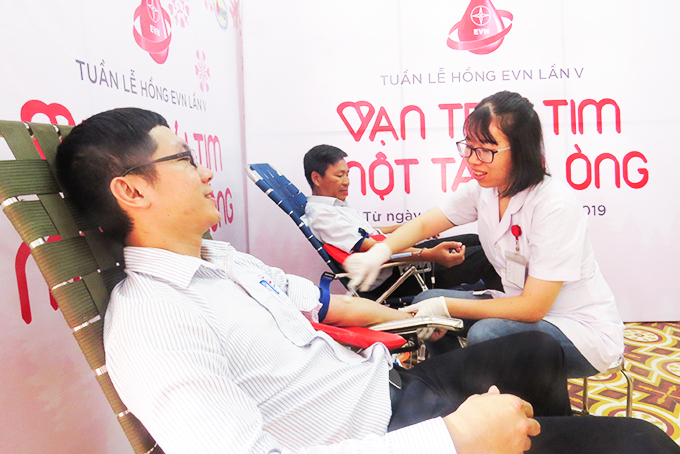 Cán bộ, công nhân viên Công ty Truyền tải điện 3  tham gia hiến máu tình nguyện.