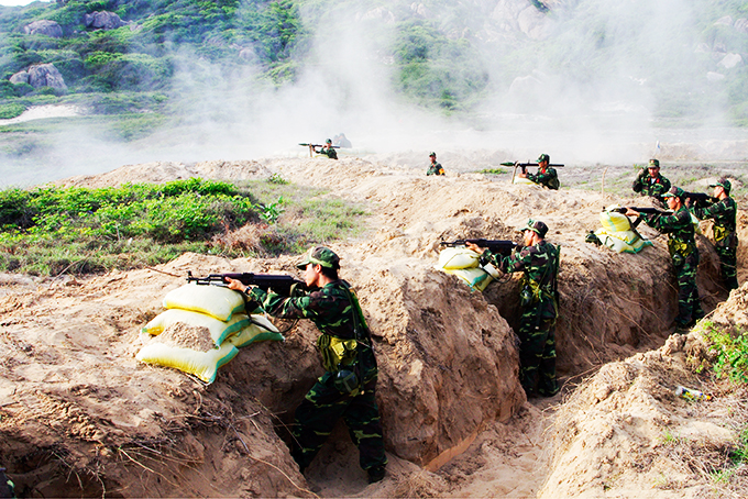 Lực lượng vũ trang tỉnh diễn tập bắn chiến đấu phòng ngự biển, đảo.