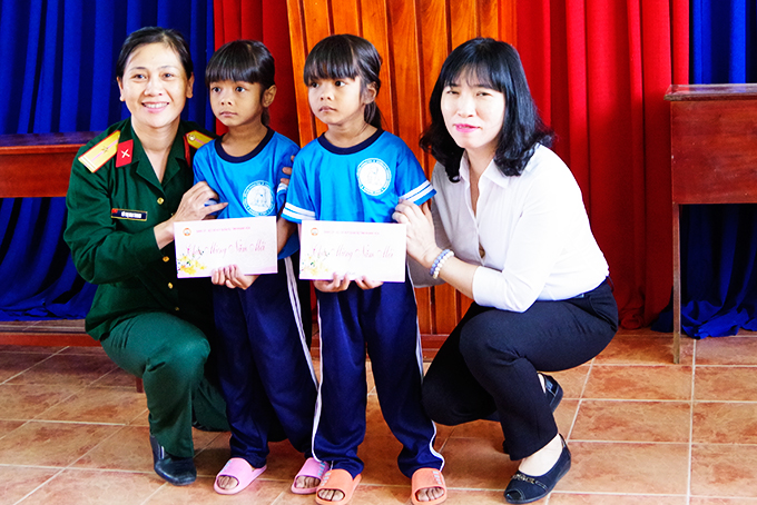 Hội Phụ nữ Bộ CHQS tỉnh nhận đỡ đầu 2 trẻ mồ côi  ở xã Khánh Phú, Khánh Vĩnh cho đến khi trưởng thành.