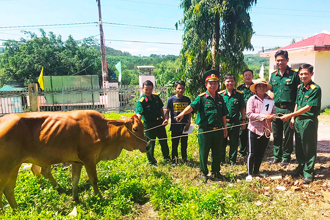 Tặng bò giống cho hộ nghèo huyện Khánh Sơn.