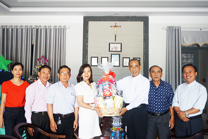 Bà Huỳnh Thị Phượng tặng quà cho Quán xứ Hà Dừa, xã Diên Thạnh, huyện Diên khánh