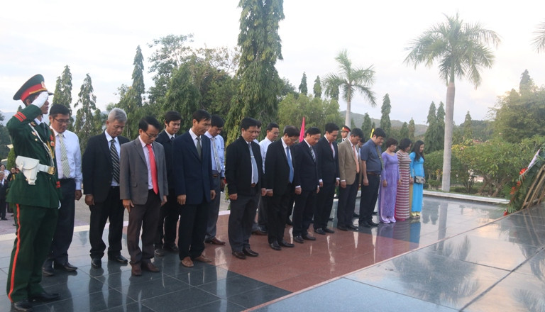 Đoàn đại biểu Ban Chấp hành Đảng bộ tỉnh Khánh Hòa dành một phút mặc niệm trước anh linh các liệt sĩ