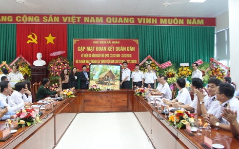 Đoàn đại biểu tỉnh Đắk Lắk tặng quà lưu niệm cho Học viện Hải quân tại buổi gặp mặt.