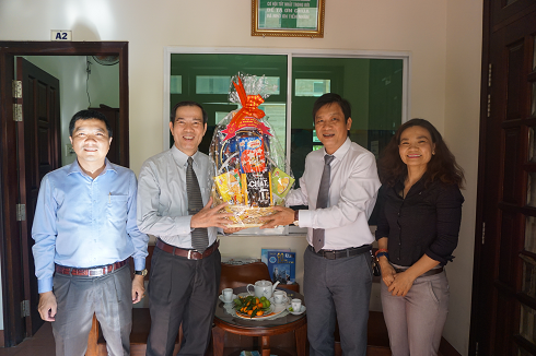 Ông Huỳnh Mộng Giang (bìa phải) trao quà cho Mục sư Phạm Sinh - Quản nhiệm chi hội Tin lành Nha Trang.